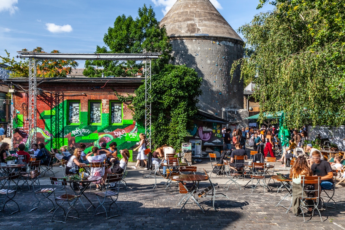 Kegel-Kletterturm in Berlin Friedrichshain mit Bar, Café,  Terrasse und Freiluftkino