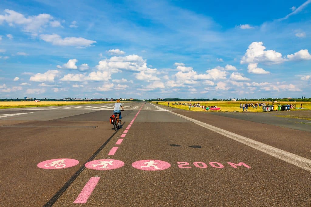 Berlin-Tempelhof, ehemaliger Flughafen in Berlin. Heute dient das Gelände als Erholungsgebiet unter dem Namen „Tempelhofer Feld“.