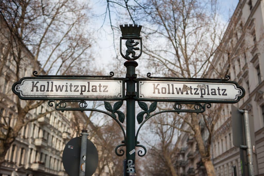 Straßenschild für den Kollwitzplatz in Berlin. Er ist einer der wichtigsten Plätze im Berliner Stadtteil Prenzlauer Berg.