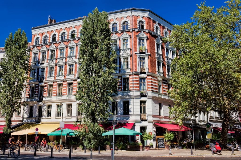 ein historisches Wohn- und Geschäftshaus im Berliner Kiez Prenzlauer Berg, genauer gesagt die Ecke Kollwitzstraße und Sredzkistraße. 