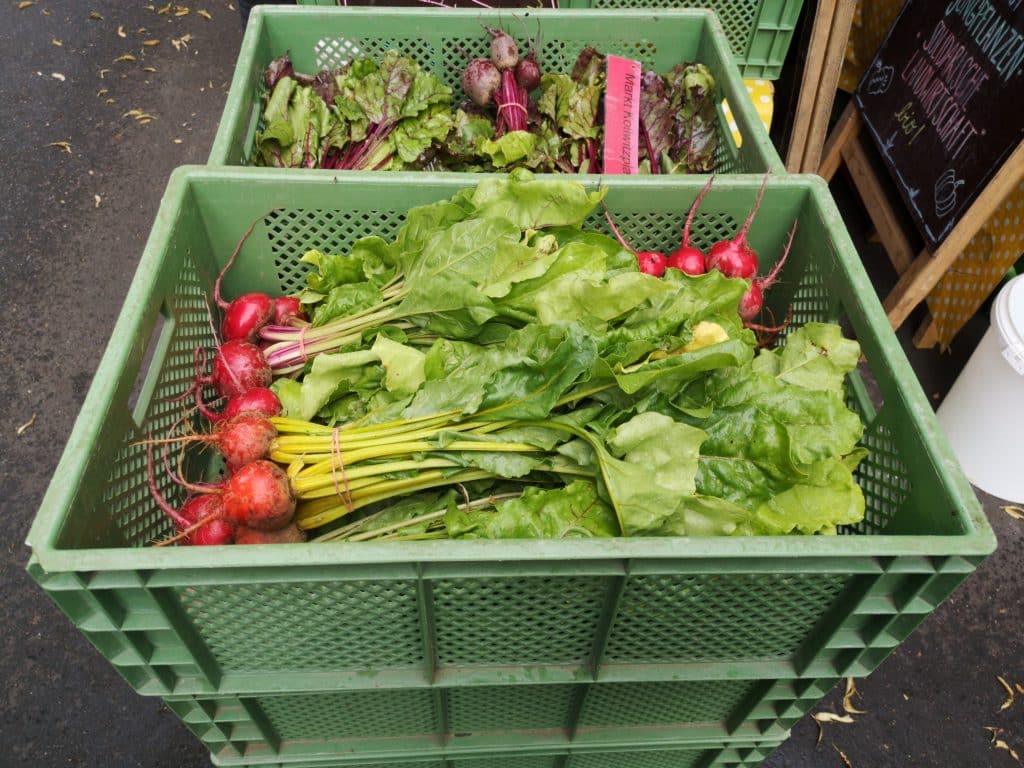 Eine Kiste frisches Gemüse auf dem Bio-Markt im Kollwitz Kiez Berlin