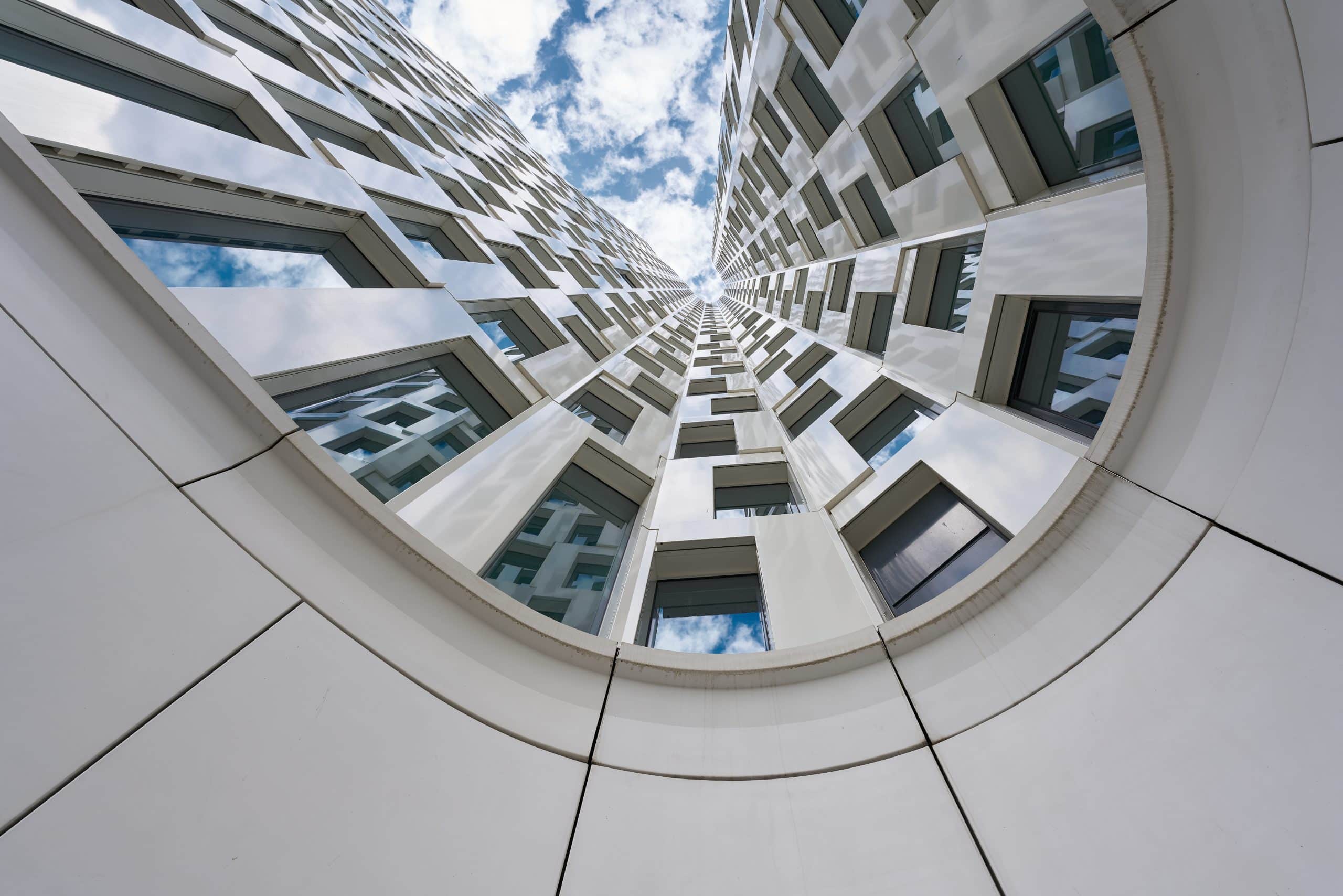 Blick nach oben, an der Fassade eines Hochhauses in der Innenstadt von Berlin