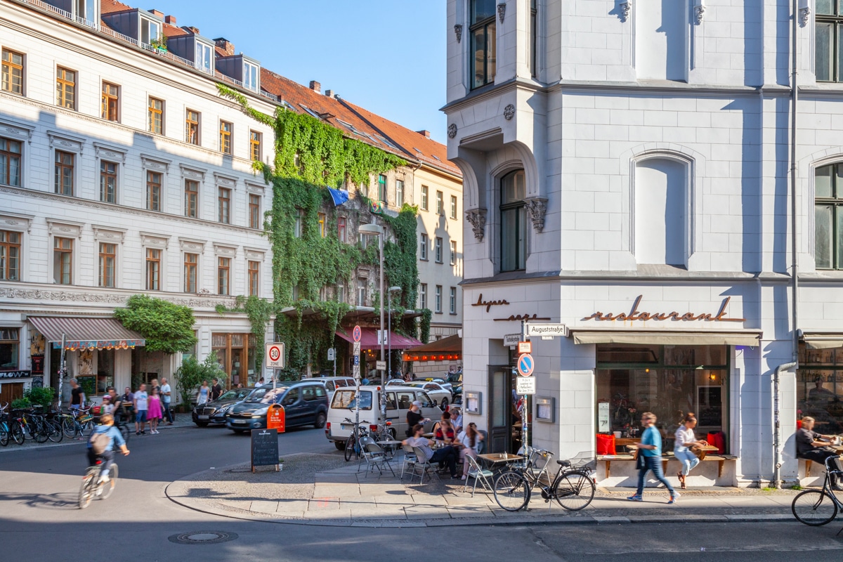 Auguststrasse im beliebten Stadtteil Berlin Mitte mit Restaurants, Cafés und Boutiquen