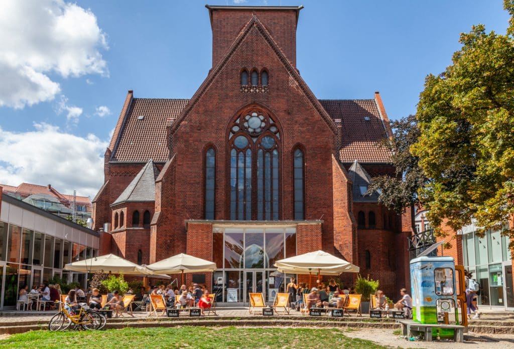 Terrasse einer ehemaligen Kirche in Café umgewandelt im Berliner Viertel Neukölln
