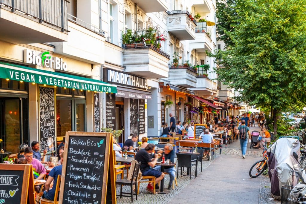 Die lebendige Simon-Dach Strasse mit vielen Cafés und Restaurants in Berlin Friedrichshain