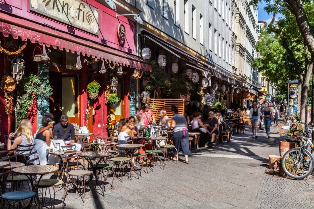 Sicht auf Terrasse im Bergmannkiez in Kreuzberg Berlin.