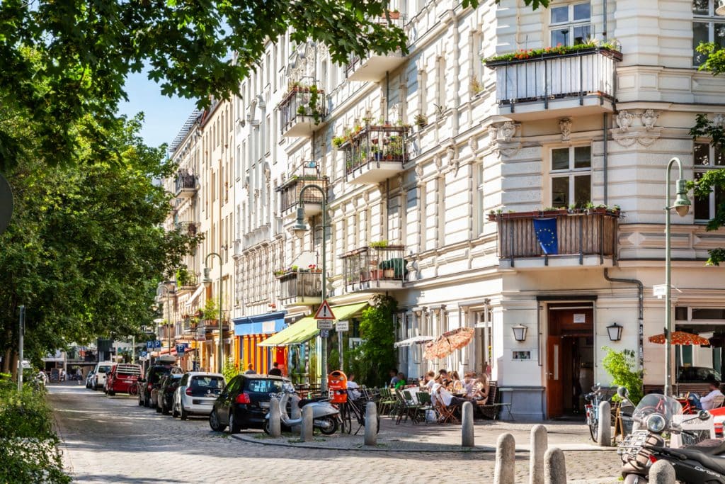 Eine Strasse und Altbaufassaden mit Cafés im Berliner Stadtteil Prenzlauer Berg