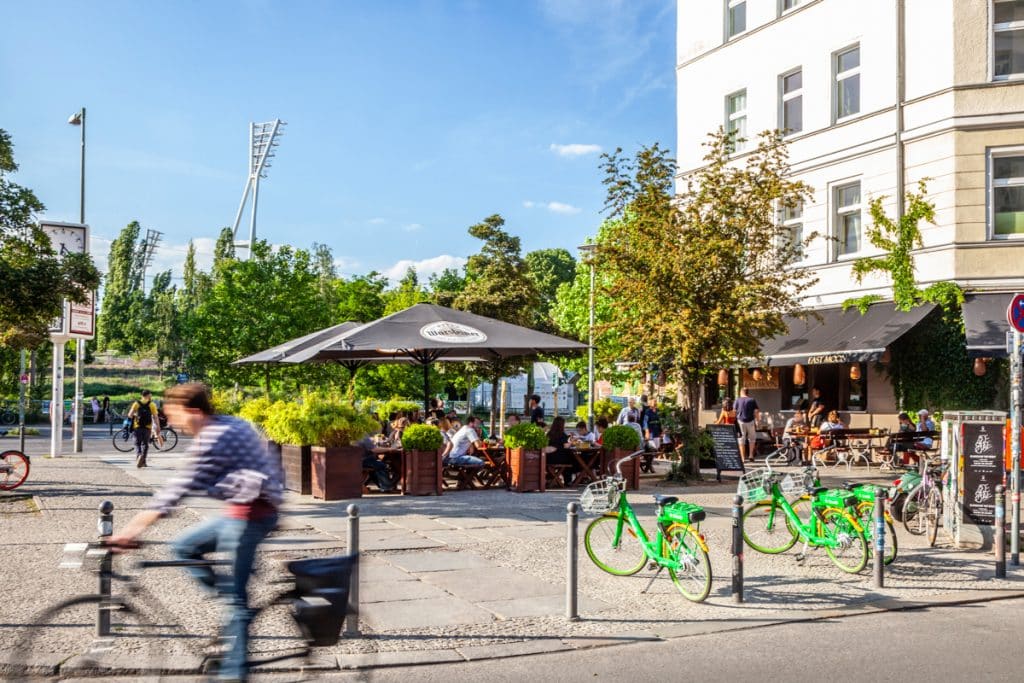 Oderberger Straße grenzend am Mauer Park im Prenzlauer Berg, Helmholtzkiez