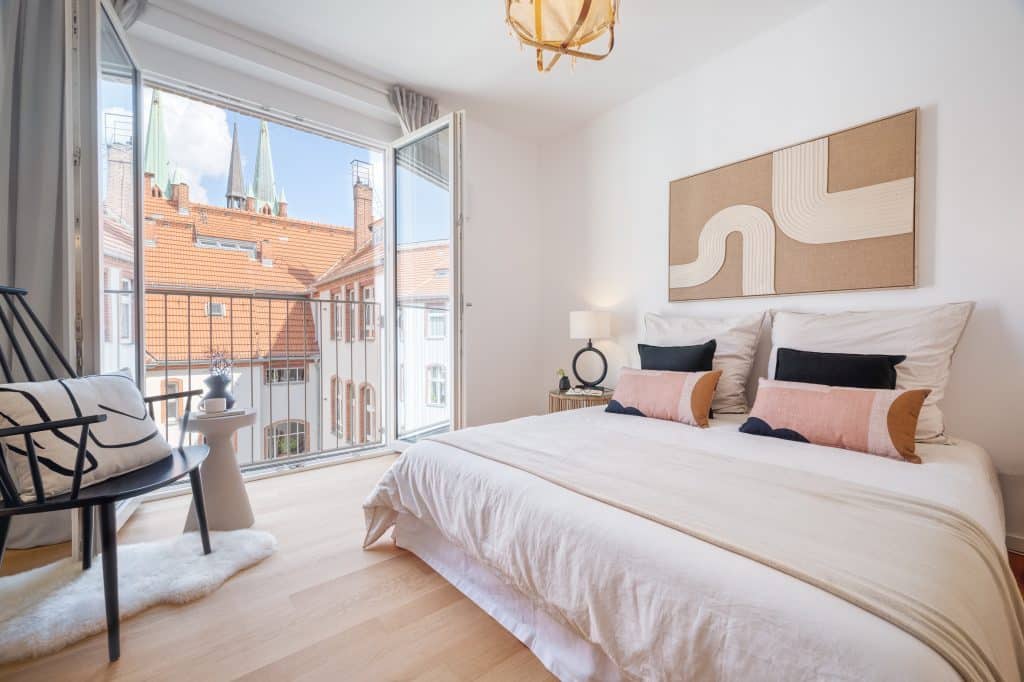 Schlafzimmer in Wohnung des Wohnbaukomplexes Hofgartenhaus in Berlin
