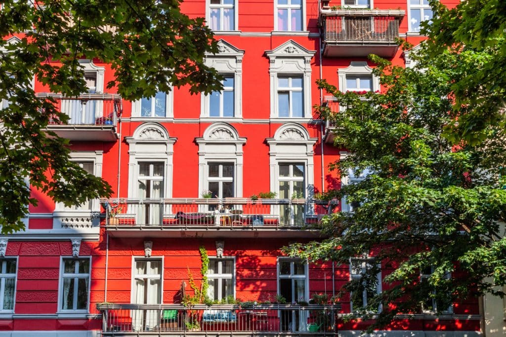 Rote Fassade eines Altbaus im Helmholtzkiez Berlin Prenzlauer Berg