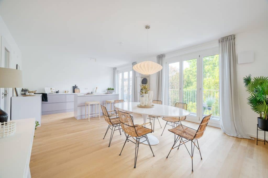 Wohn- und Essbereich im neu erbauten Hofgartenhaus in Berlin