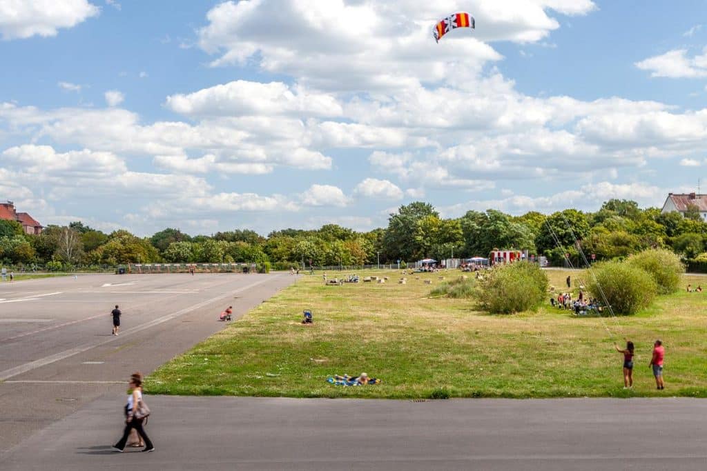 Wiese und alte Landebahn am Tempelhofer Feld im Berliner Stadtteil Neukölln