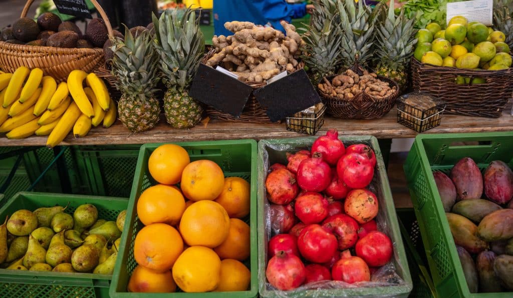 Kiezleben Berlin: Wochenmarkt in Friedrichshain mit Obst und Gemüse Kisten