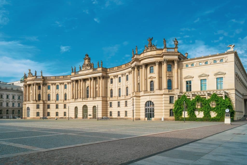 Fassade der Humboldt Universität Berlin bei schönem Wetter