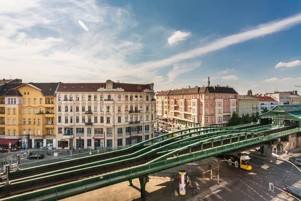 Blick auf die Eberswalder Straße und den Platz im Berliner Stadtteil Prenzlauer Berg