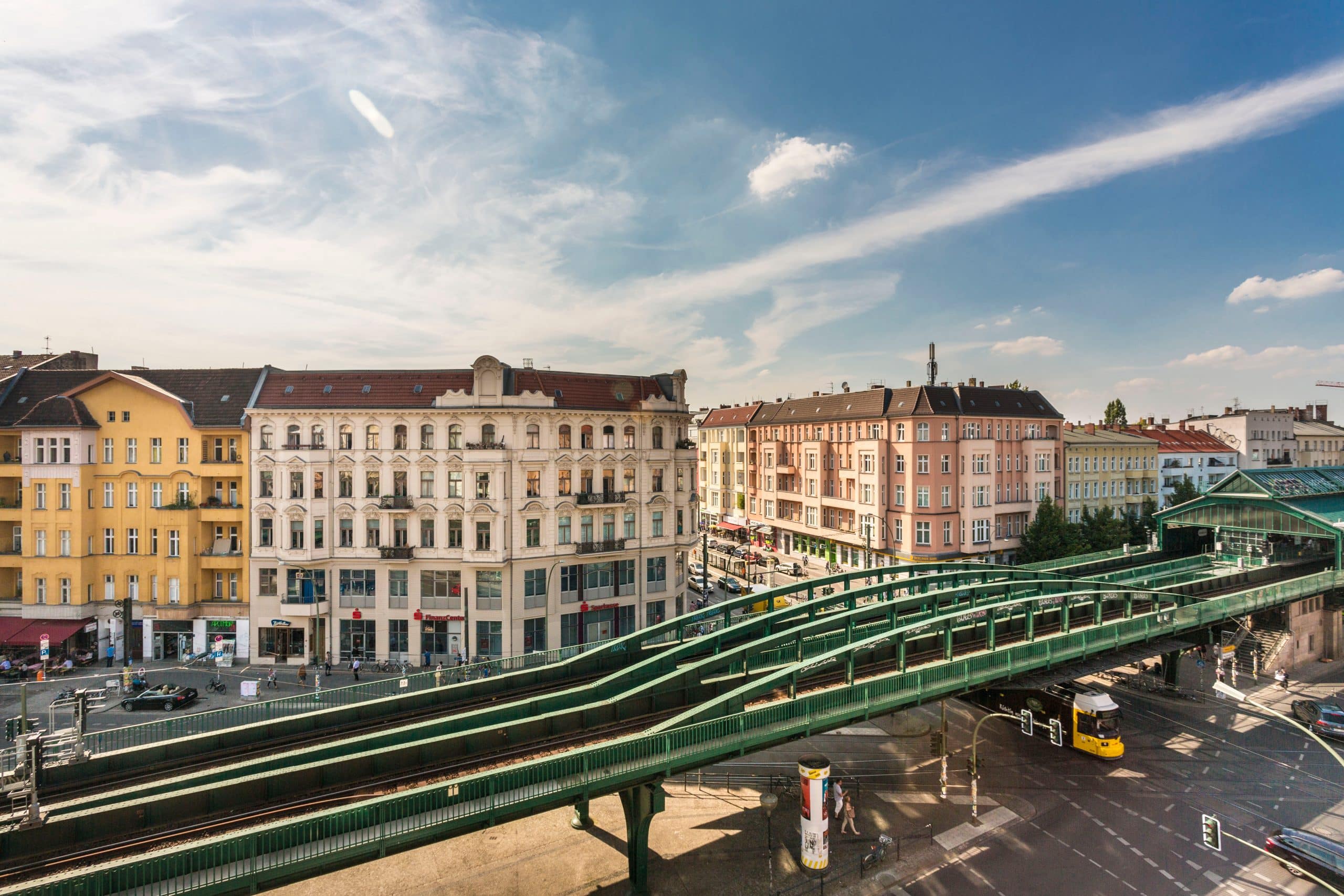 Schöne Aussicht von der Berliner U-Bahn Eberswalderstr. mit umliegenden Häuser