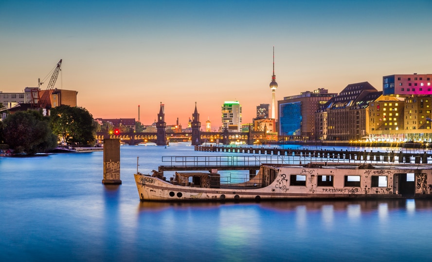 Panorama de Berlin avec une vieille épave sur la Spree au crépuscule, Allemagne