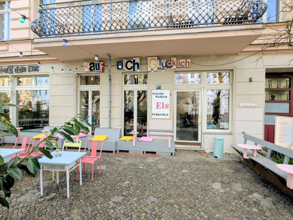 Terrasse des cafés und Eisladen Kauf Dich Glücklich im Helmholtzkiez in Berlin Prenzlauer Berg