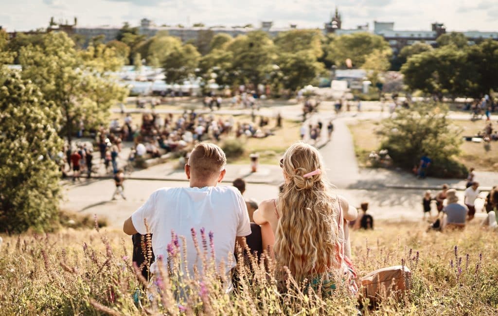 Berliner Kieze: Junges Paar am Mauerpark in Prenzlauer Berg