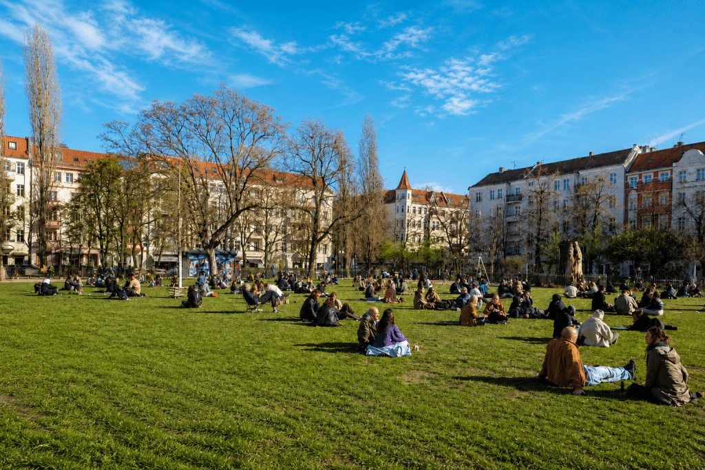 Leben im Berlin Kiez Boxhagener Platz: Wiese mit Menschen im Frühling