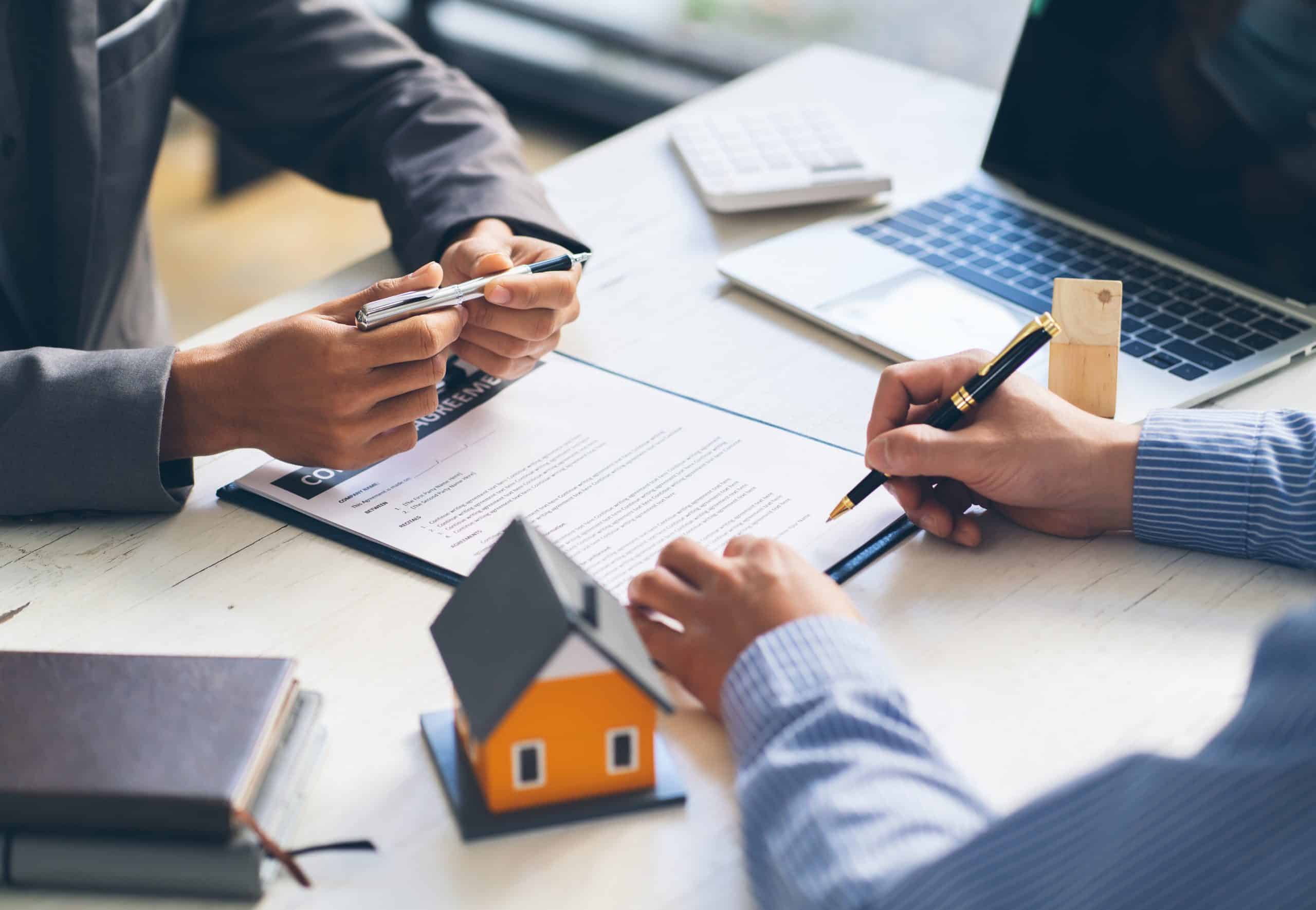 Ein Immobilienmakler hilft einem Kunden dabei, eine Immobilie zu bewerten