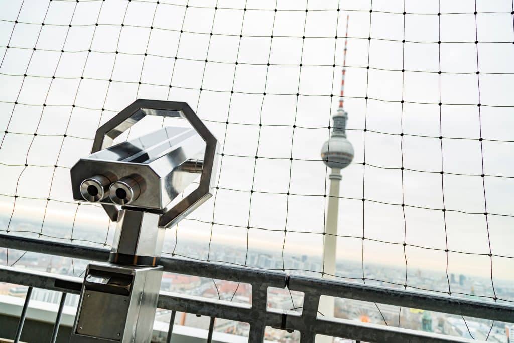 Fernsehturm am Alexanderplatz in Berlin, Deutschland. Blick von der metallenen Aussichtsplattform