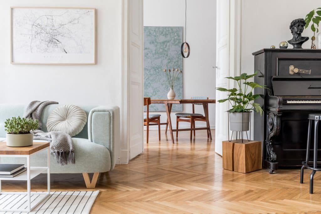 Stilvolles Wohnzimmer im skandinavischen Stil in einer Bestandswohnung in Berlin