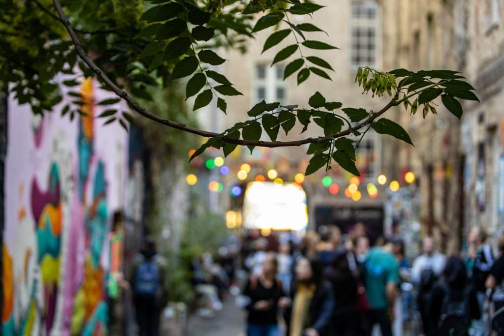 Stadtbild mit Touristen am Hackeschen Markt in Berlin
