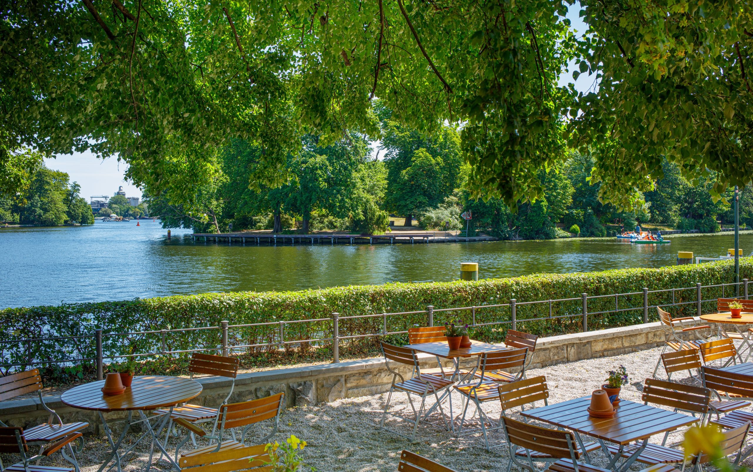 Eine Terrasse mit Wasserblick im Treptower Park in Berlin