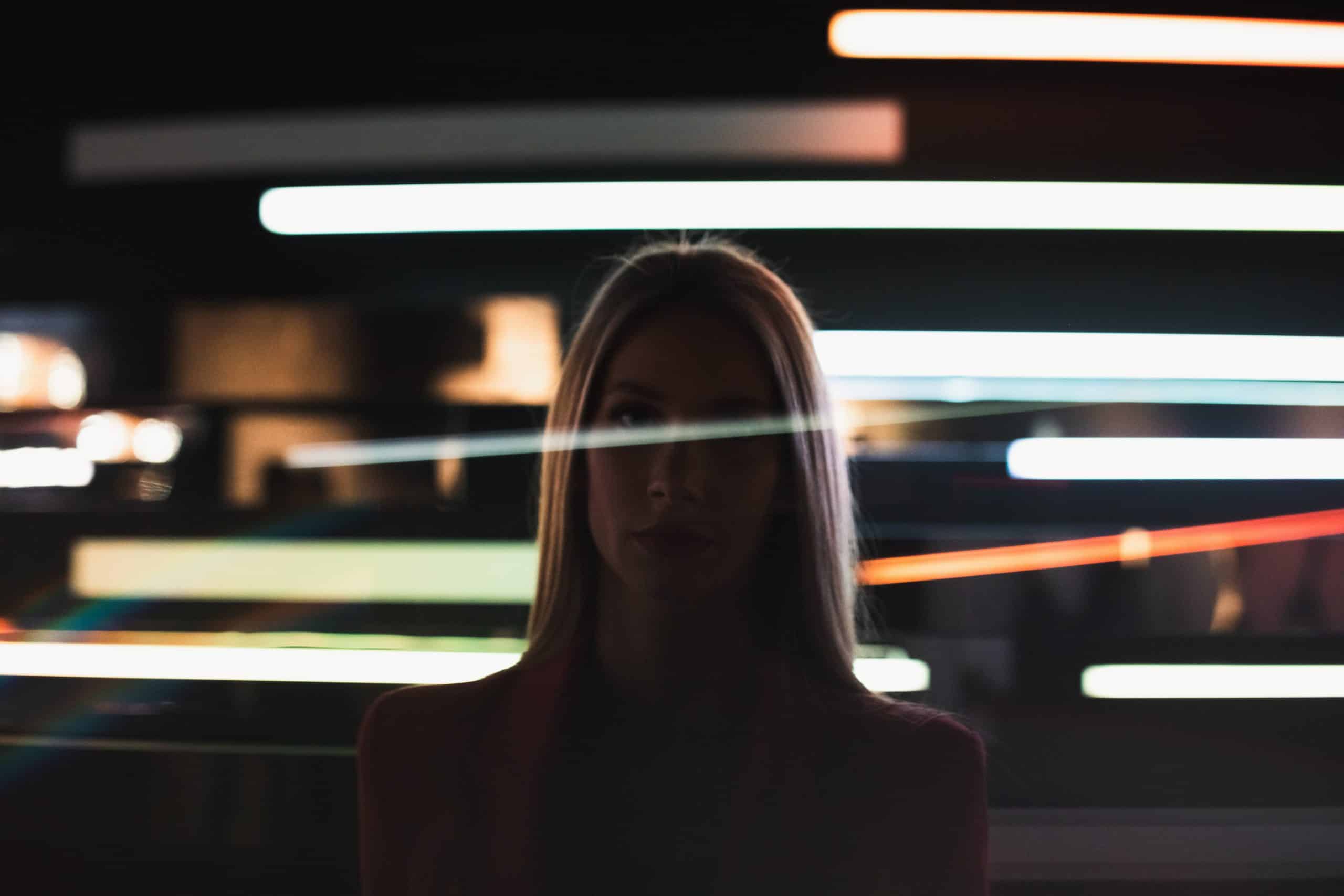 Frau im Futuristisch Zukunft Technologie Gewölbe Berlin Deutschland