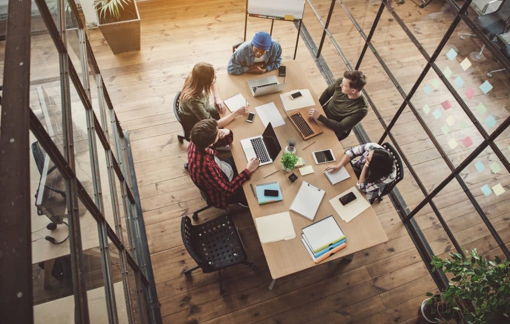 Sicht auf ein Arbeitsteam in einem Start-up-Büro in Berlin.