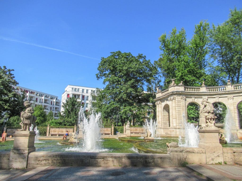 Märchenbrunnen. Der Neubau Pandion Midtown steht in unmittelbarer Nähe zum Volkspark Friedrichshain