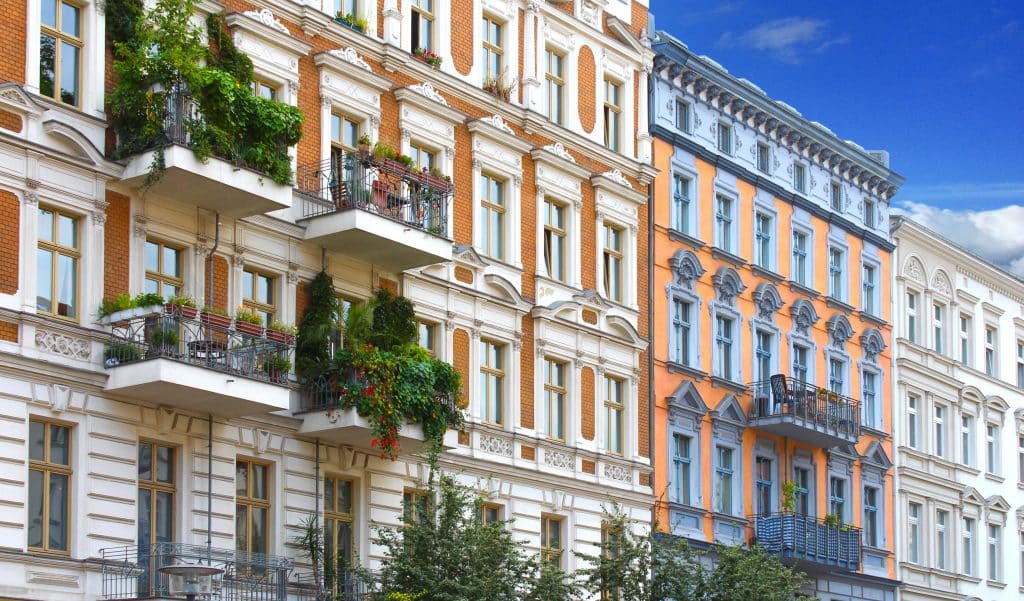 Altbau Fassade eines Gebäudes mit Eigentumswohnungen  in Prenzlauer Berg