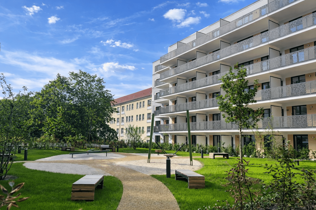Neubau The Franz in Berlin Friedrichshain mit begrüntem Innenhof
