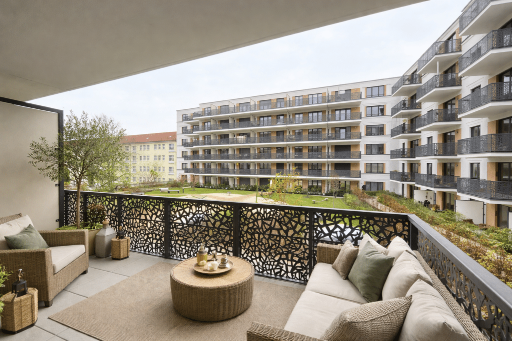 Balkon einer Wohnung im Neubau The Franz in Berlin Friedrichshain
