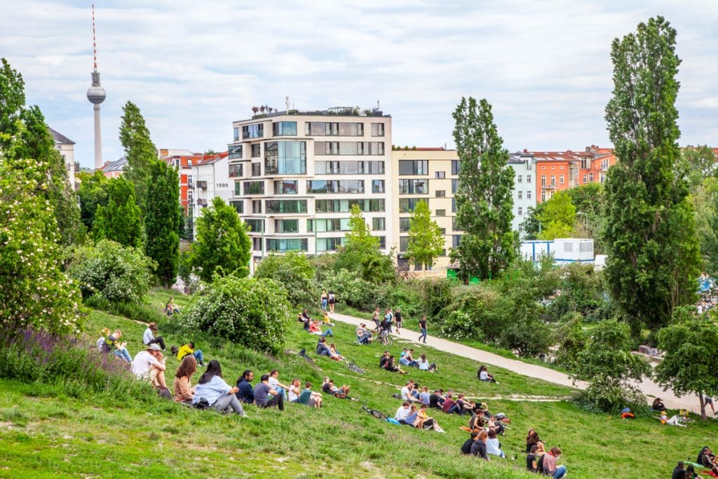 Der Mauerpark umgeben von Eigentumswohnungen in Berlin Prenzlauer Berg
