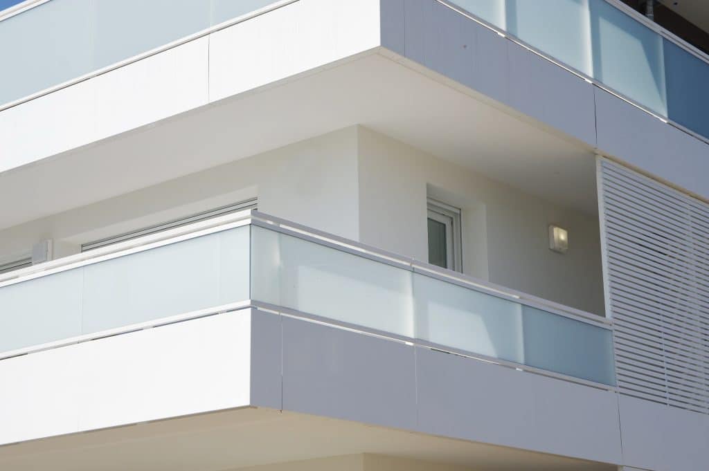 weisser Neubau aussenansicht Neubaufassade balkon