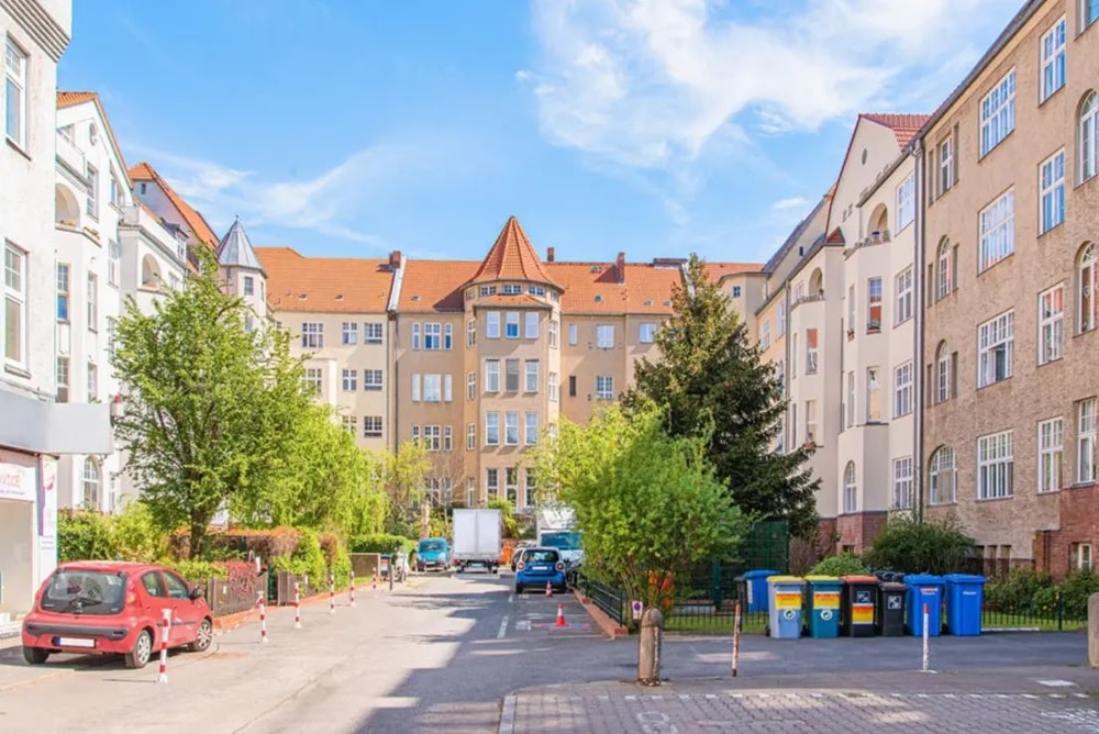 Qlistings Top location near Rathaus Steglitz: rented 4-room apartment for sale main image