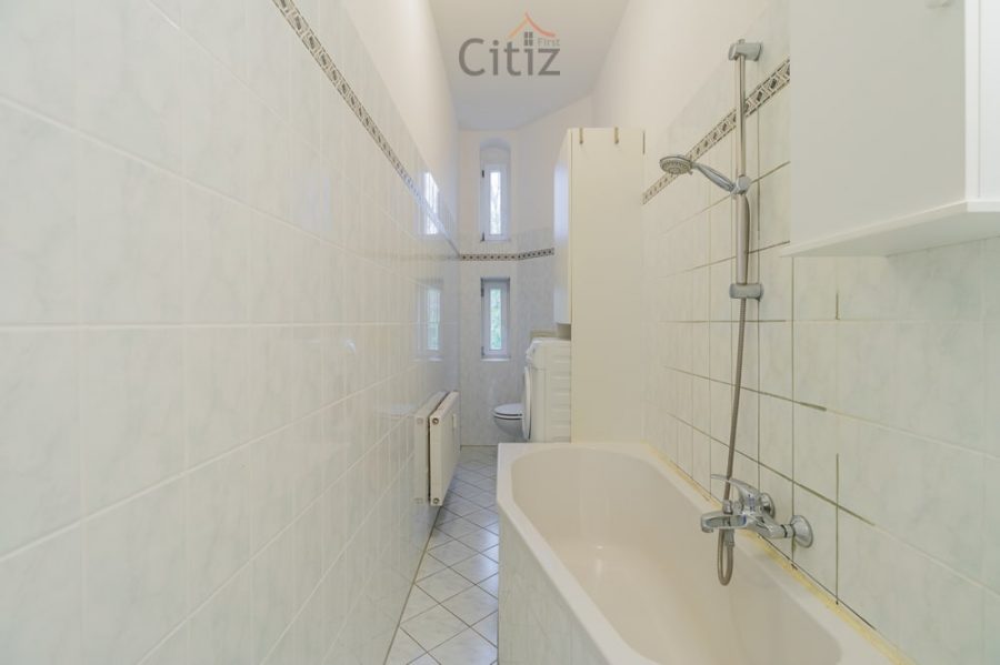 Charmante 2-Zimmer-Altbauwohnung mit Balkon in Lichtenberg Nahe Weitlingkiez - Badezimmer mit Badewanne