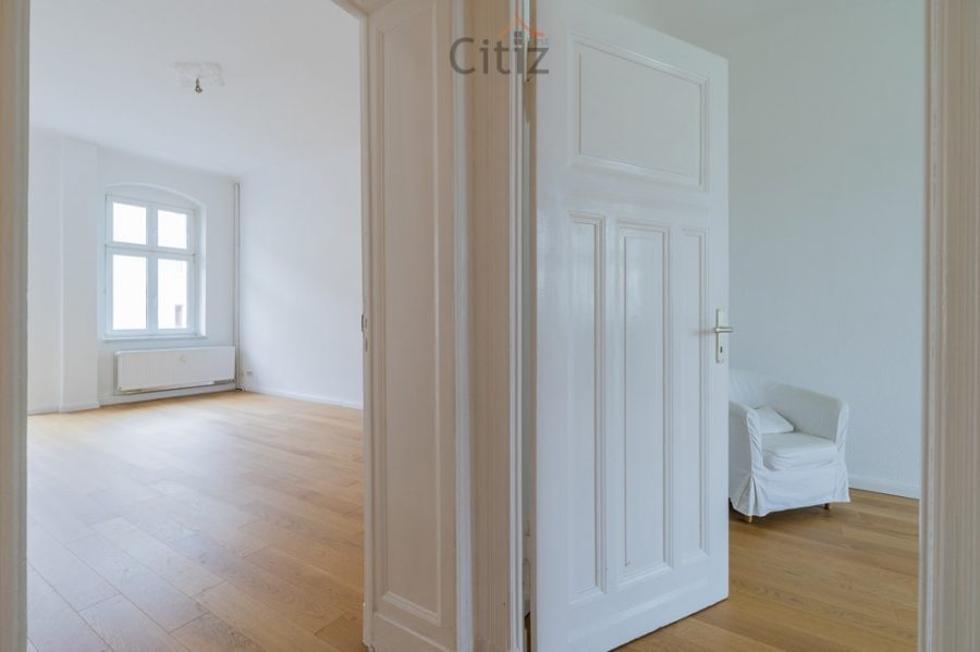 Charmante 2-Zimmer-Altbauwohnung mit Balkon in Lichtenberg Nahe Weitlingkiez - Durchgang