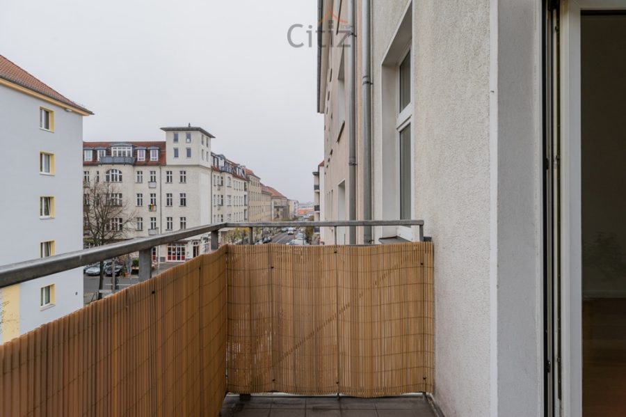 Charmante 2-Zimmer-Altbauwohnung mit Balkon in Lichtenberg Nahe Weitlingkiez - Balkon