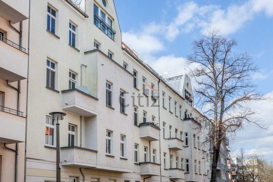 Sold! Authentic bright 3-bedroom Altbau apartment for sale with a balcony - Bild