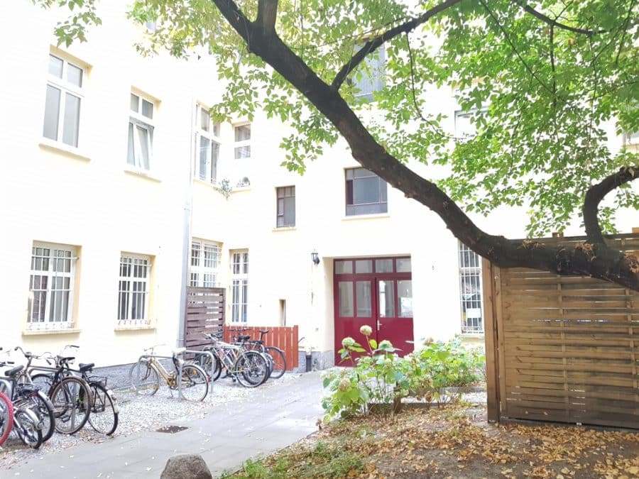 Sold! Vacant 2-rooms apartment in a lively Kiez area in Friedrichshain - Courtyard