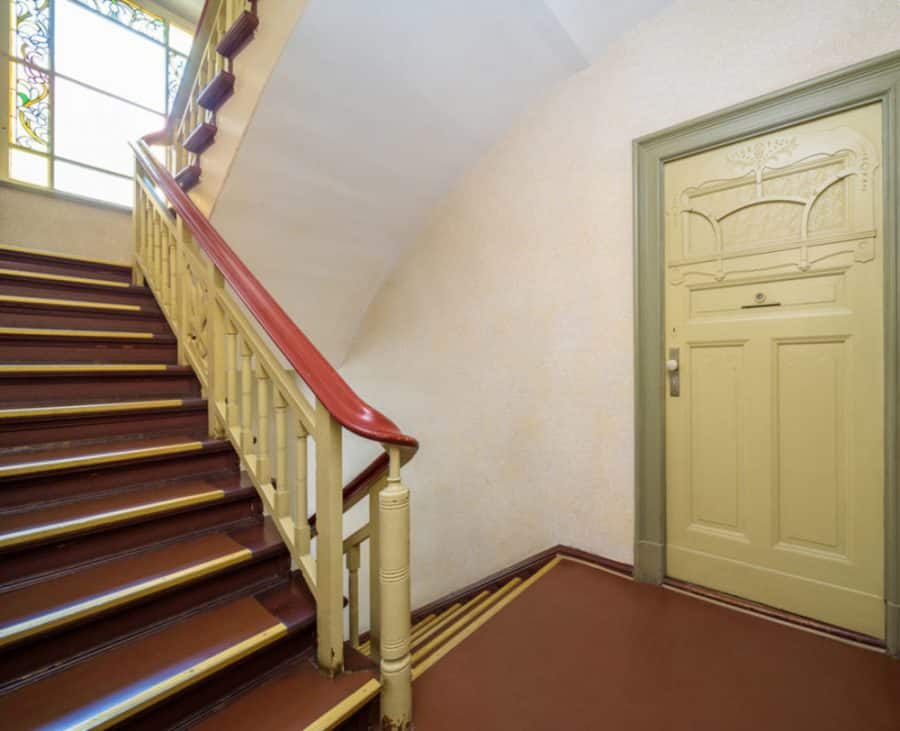 Sold! Vacant 1-room apartment in the Brüsseler Kiez in Wedding - Treppenhaus Vorderhaus
