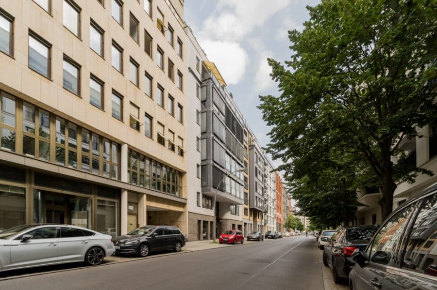 View on Alexanderplatz Tower: Exclusive bright 3-room apartment with large terrace & balcony in Mitte - Bild