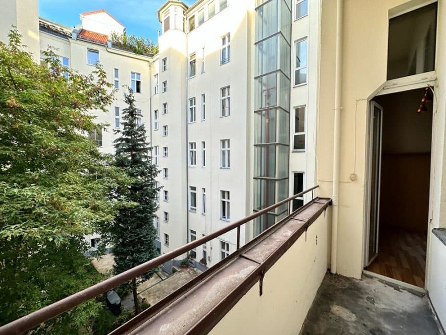 Sold with our team! Vacant 2 room apartment next to Ku'damm with large balcony! - Bild