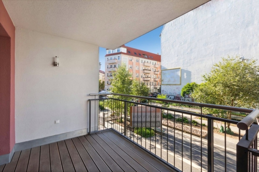 Ready to move! Large 3 room modern apartment with balcony in top location Friedrichshain - Bild