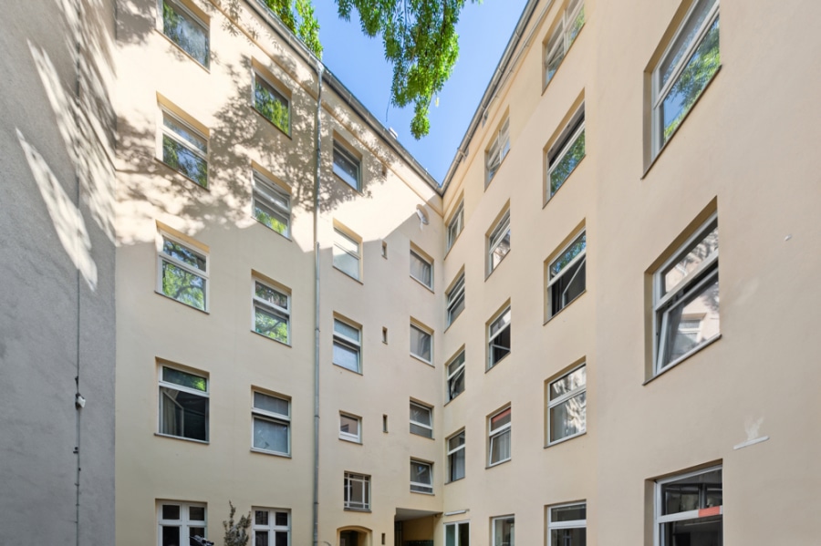 Ready to move! Newly Renovated Spacious 3 Room Apartment in Moabit - Bild
