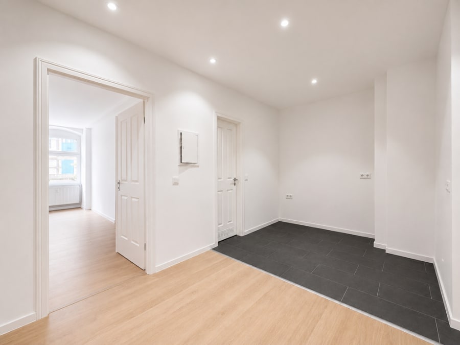 Ready to move! Newly Renovated Spacious 3 Room Apartment in Moabit - Bild