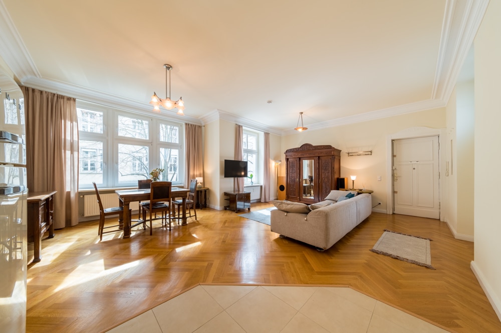 Qlistings - Ready to move! Beautiful Altbau 2/3 room apartment with balcony in Charlottenburg Property Image